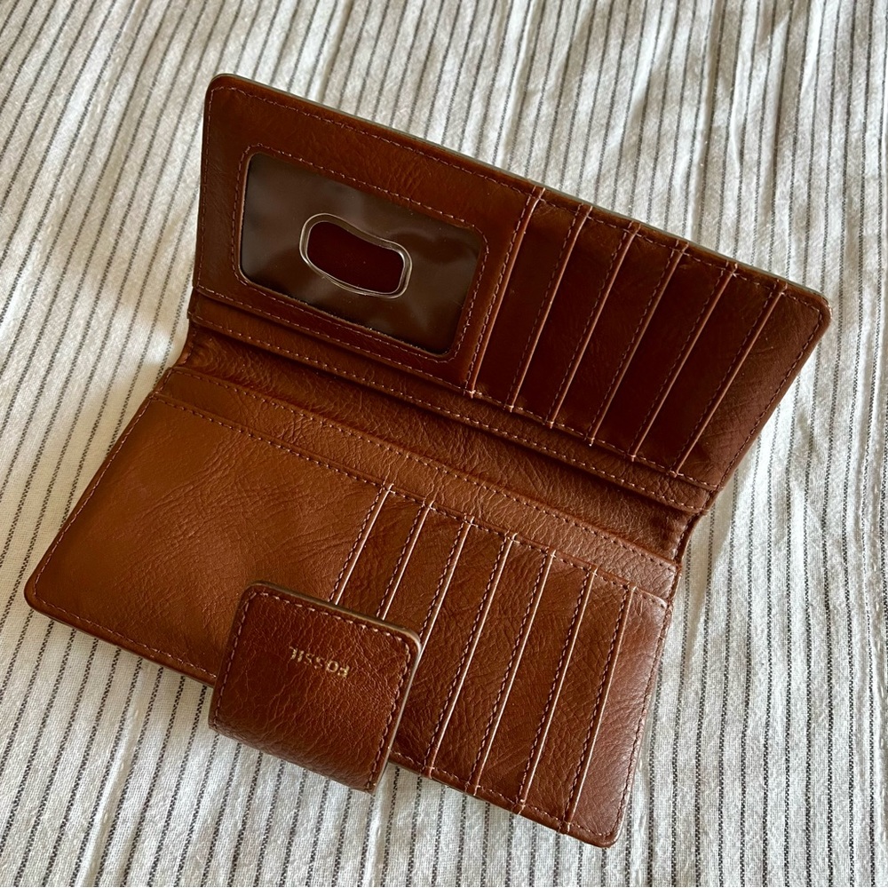 Neutral Fossil Wallet with Heart Pattern - Picture 4 of 6